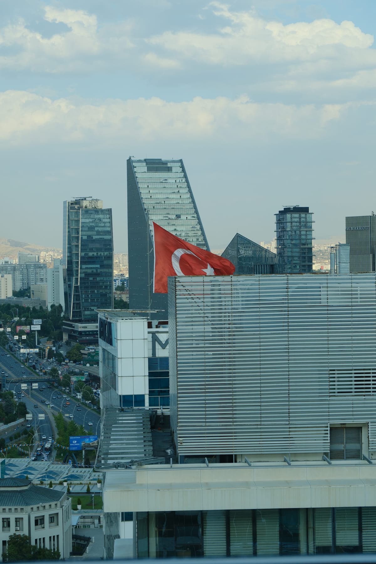 İş merkezinin kuleleri, aşağıdan yukarı bakışla.